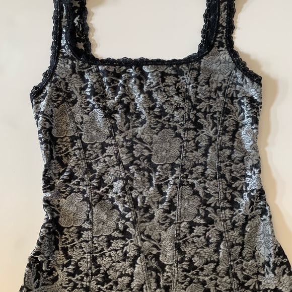 Cache fitted tank top with some stretch. Flattering with a sheen finish. - Picture 2 of 5